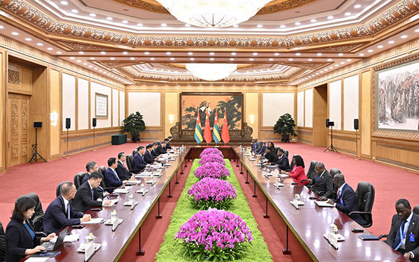 习近平会见多哥总统福雷2600.jpg